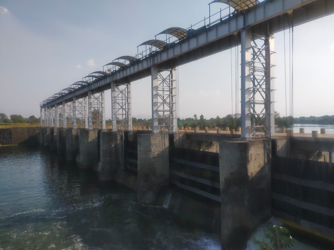 Steel hoist gantry spanning a barrage with gates