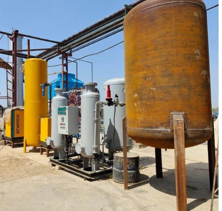 Outdoor plant installation with skids, receivers and a storage vessel