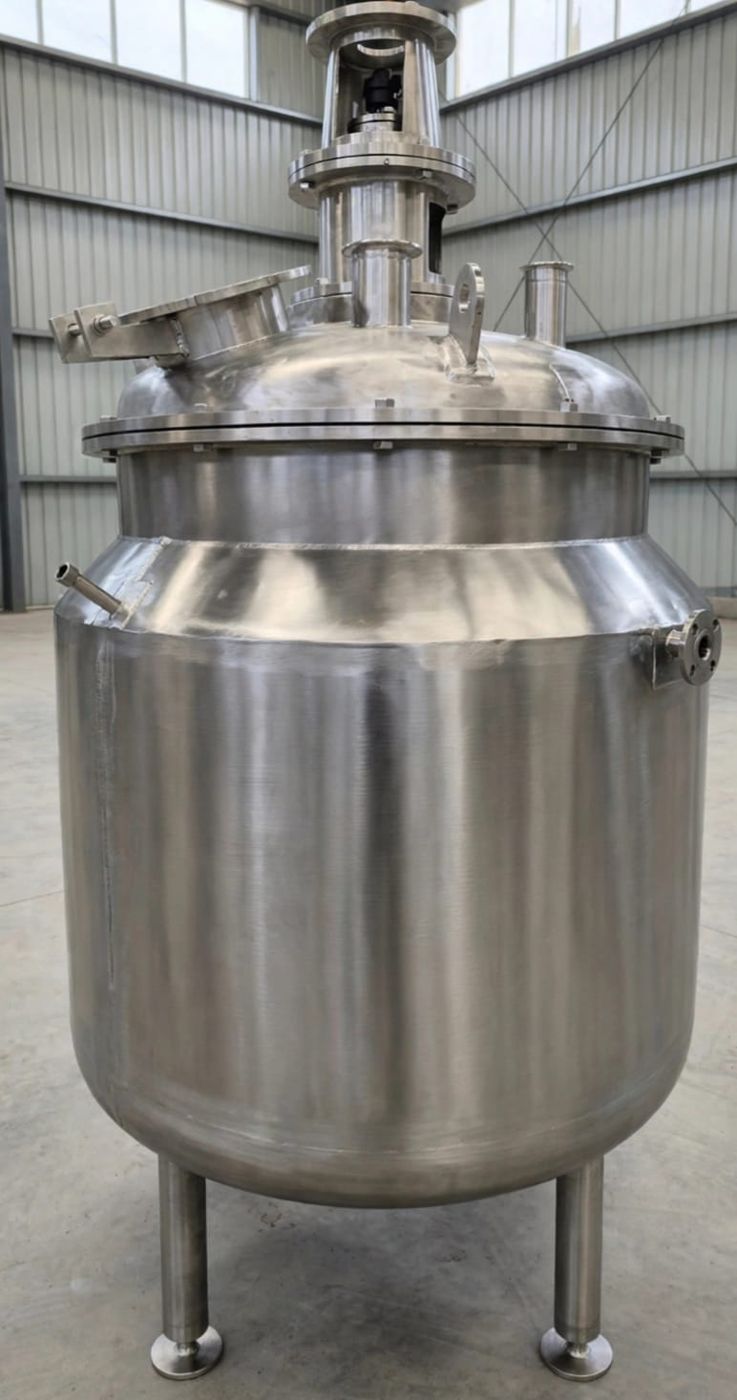 Polished stainless steel reactor with agitator drive mounting
